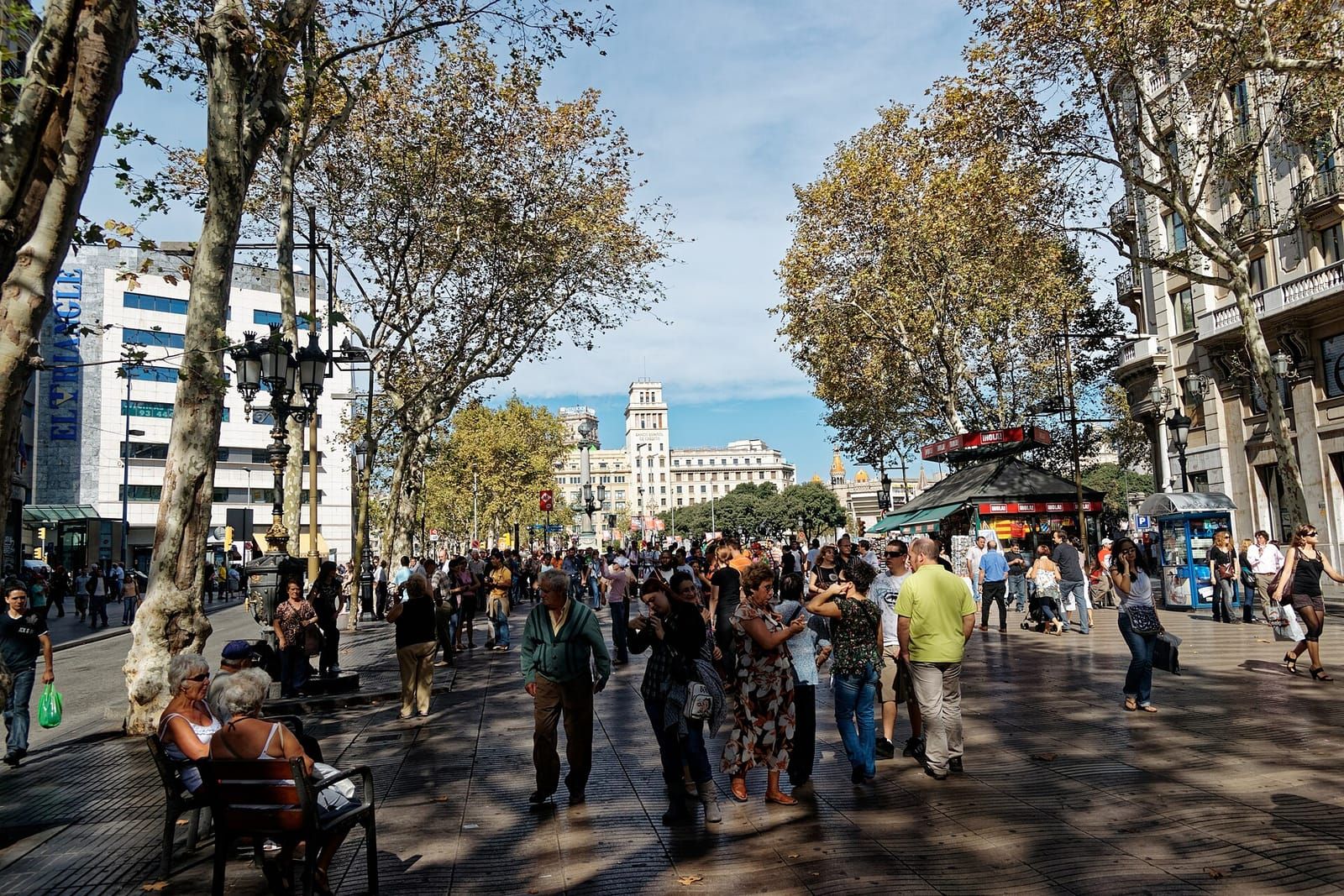 La Rambla de Canaletes con árboles y paseantes