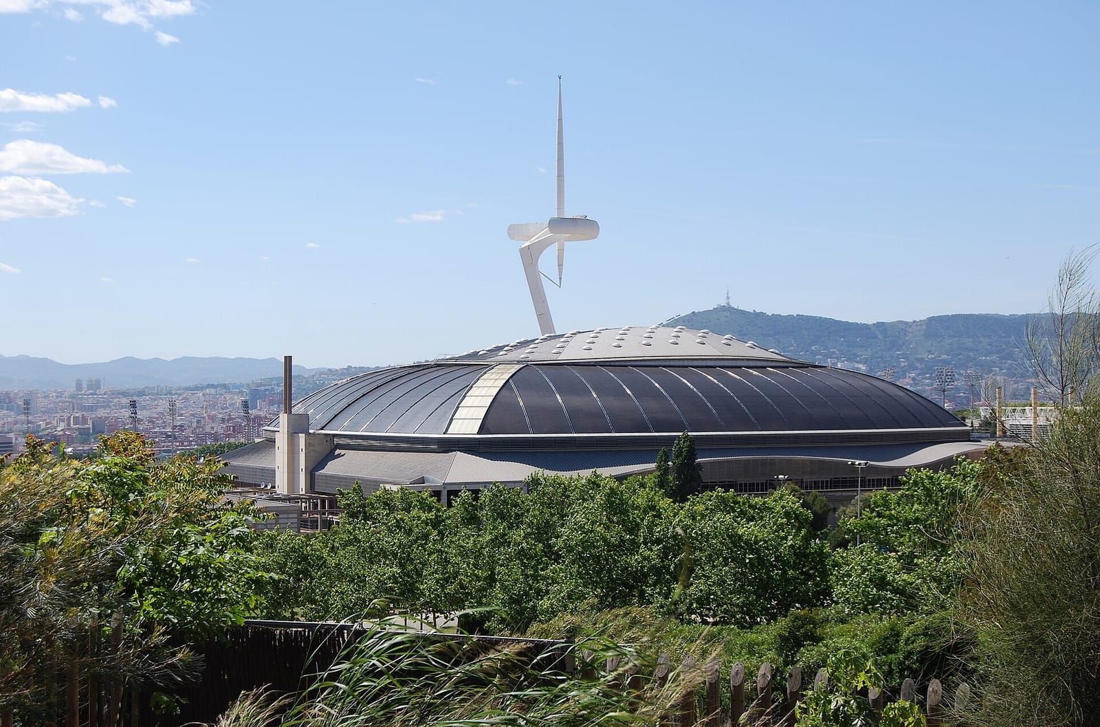 El Palau Sant Jordi y la torre de comunicaciones de Montjuïc