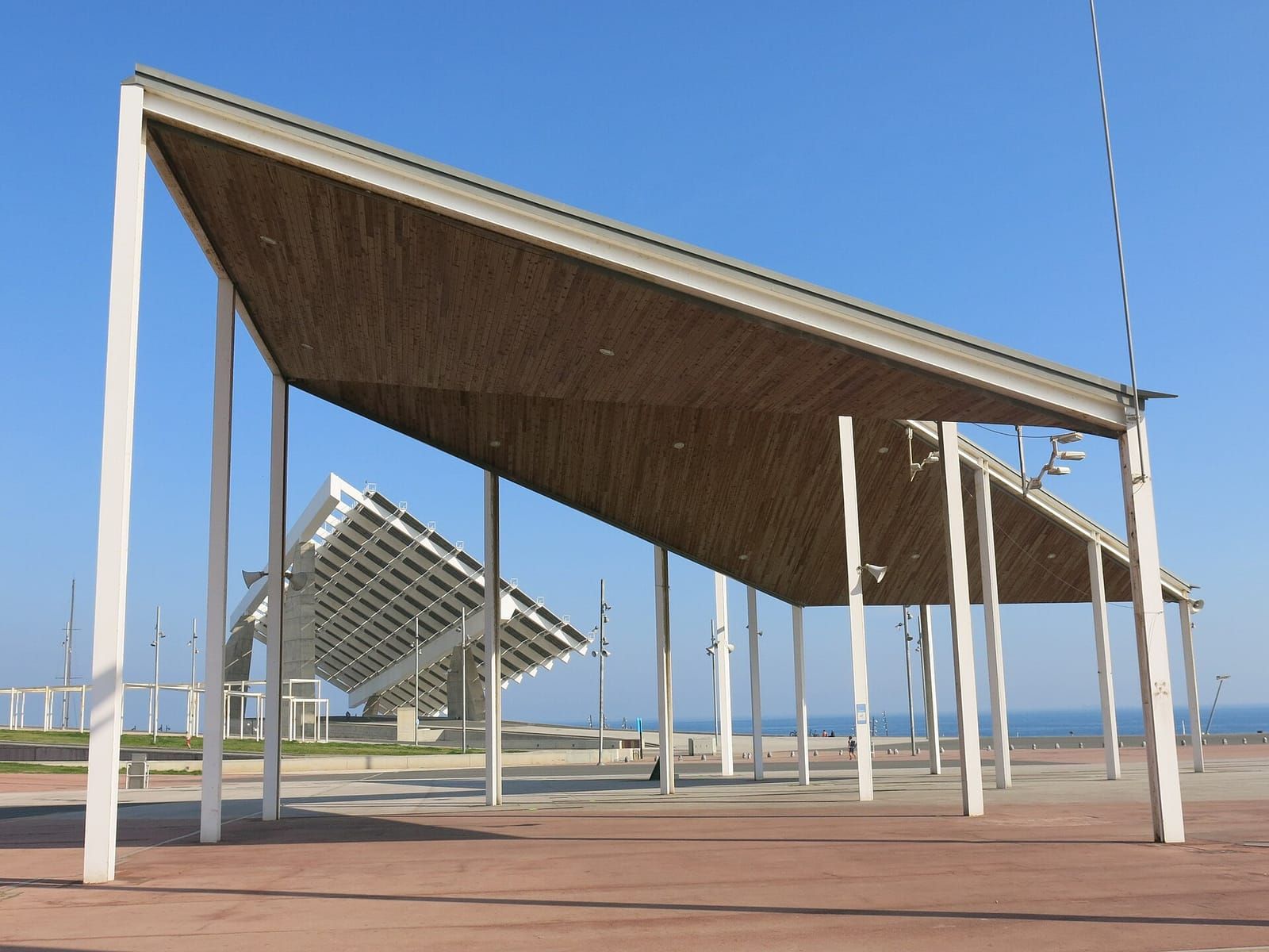 La pérgola y la placa fotovoltaica del Parc del Fòrum