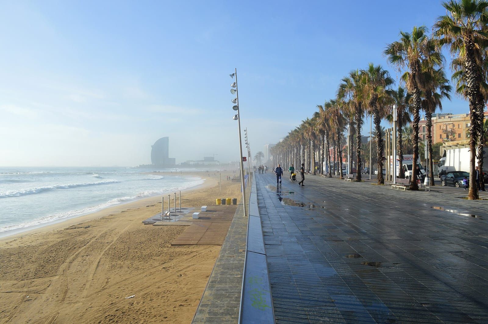 El paseo marítimo y la playa de la Barceloneta con palmeras