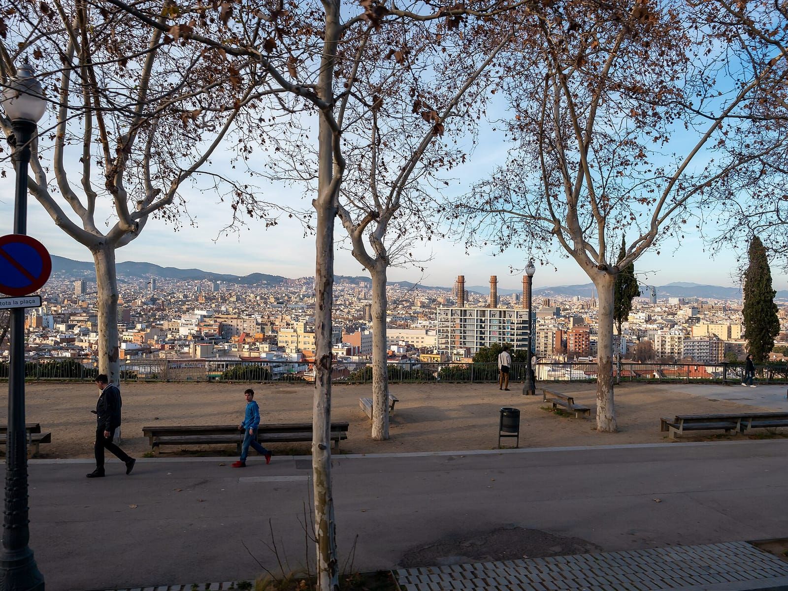 Un mirador del Poble-sec con la ciudad al fondo