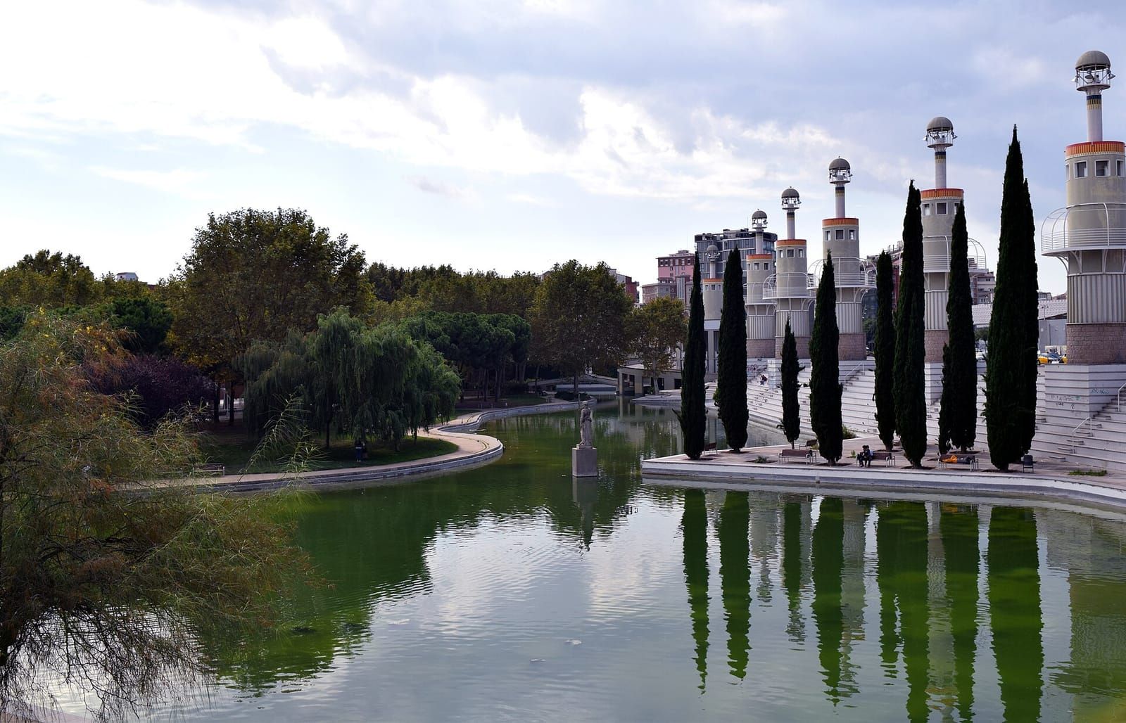 El estanque y las torres del Parc de l'Espanya Industrial, en Sants